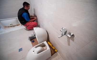 Installazione di sanitari in un bagno